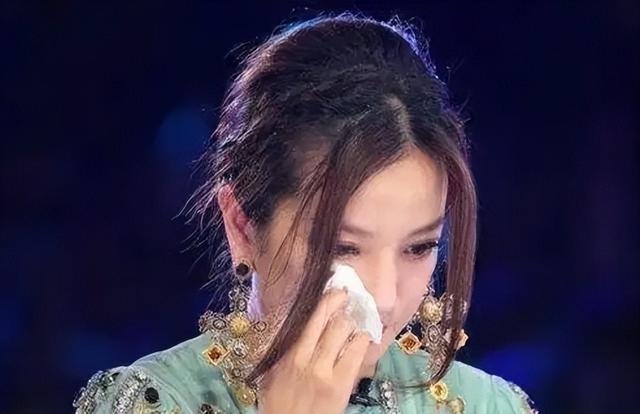 德不配位必有灾！49岁赵薇近照曝光，离婚无事业，却还有一张底牌