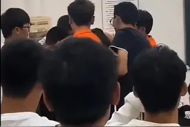太过分！男生追上讲台对老师连续“锁喉”，只因手机被没收？图片