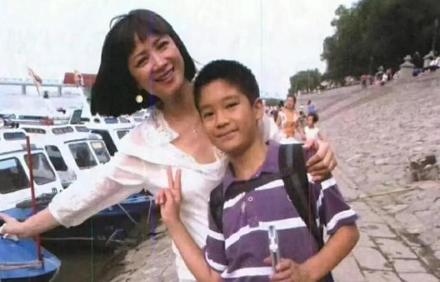 何晴葬礼现场，24岁儿子手捧骨灰和遗像，前夫许亚军缺席