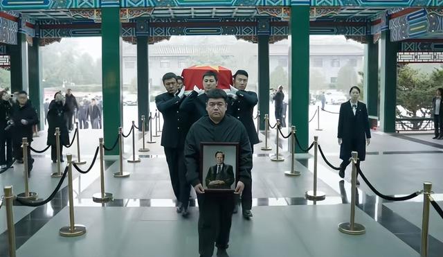 杨振宁的葬礼：身体覆盖国旗，翁帆哭肿双眼，重量级人物到场送别