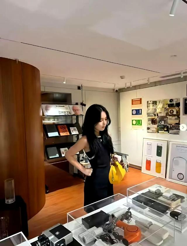 李咏也没想到，自己离世8年后，23岁的女儿就走上一条异样的道路