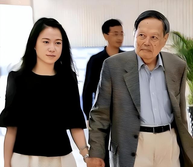 杨振宁离世仅半月，翁帆近况曝光，入职清华没编制，明年剑桥留学