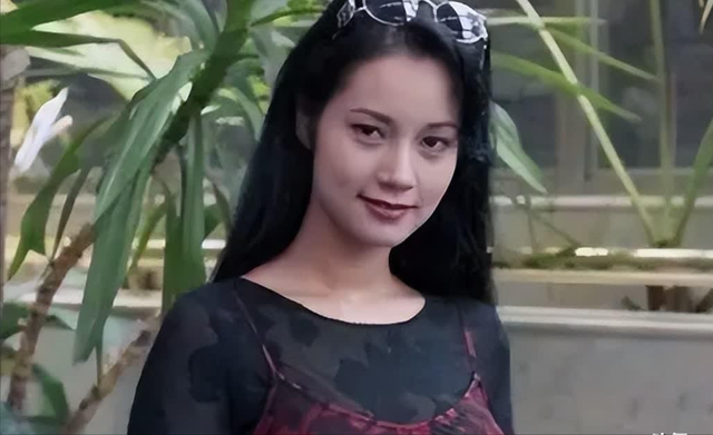 她认干爹，拍风月片，被导演霸王硬上弓，靠山去世后沦为服务员