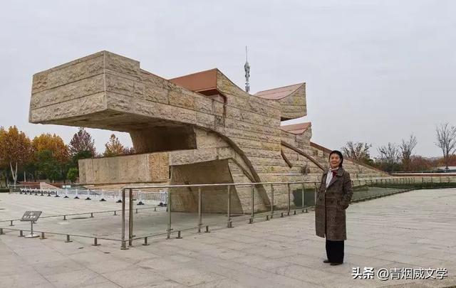 盘龙悠远银杏黄 水中学友情谊长