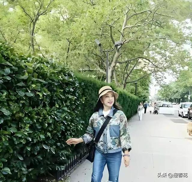 74岁刘晓庆散步，穿破洞牛仔裤，戴草帽，看起来像50，精神很好