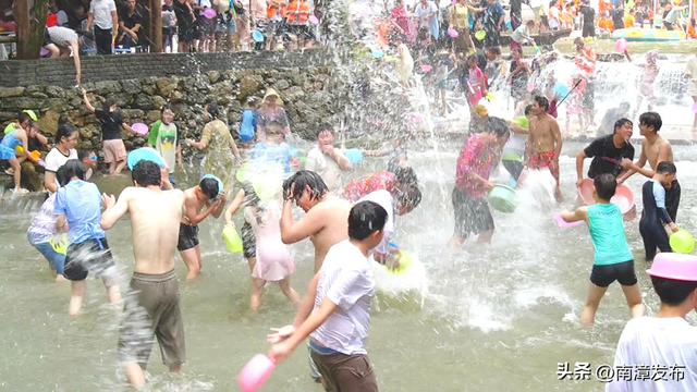 单日游客1万+！南漳这一网红景区泼水“凉”方引爆盛夏