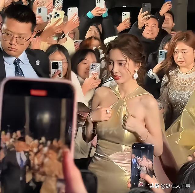 杨颖突然亮相芭莎，瘦成一把骨头腋下副乳却突出，人群中尴尬提胸