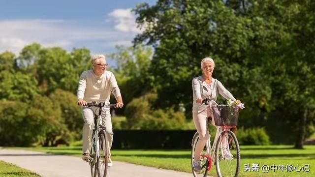 两性关系，惊人发现，60岁与异性靠近，根本不是桃花运，而是这个
