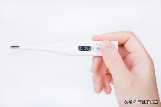 两性关系：一个男人爱不爱你给他发三个字就行没钱了想你了生病了