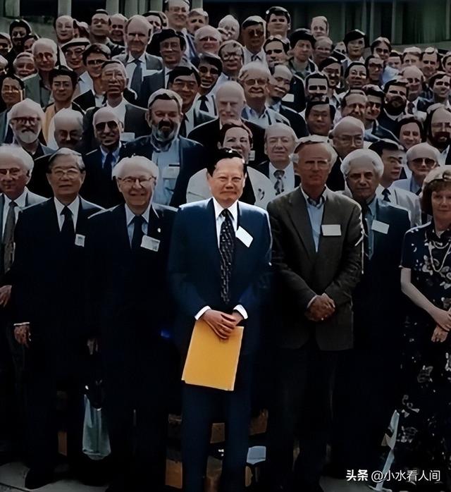 杨振宁刚去世，翁帆终于发声，字字催泪，清华大学吊唁堂细节感人