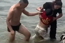 男孩不慎掉河，过路大哥淡定救人：平凡中的伟大。图片