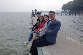 小伙没钱吃饭，陌生女子给了他180元，25年后......图片