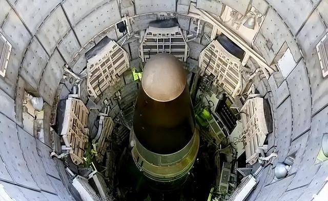 2100枚核弹24小时待命，张召忠曾发出警告：一旦开战，无处可逃