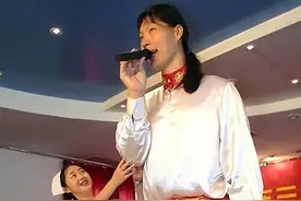 湖南女巨人，14岁身高超过姚明，18岁意外猝死，去世43年仍没入土图片