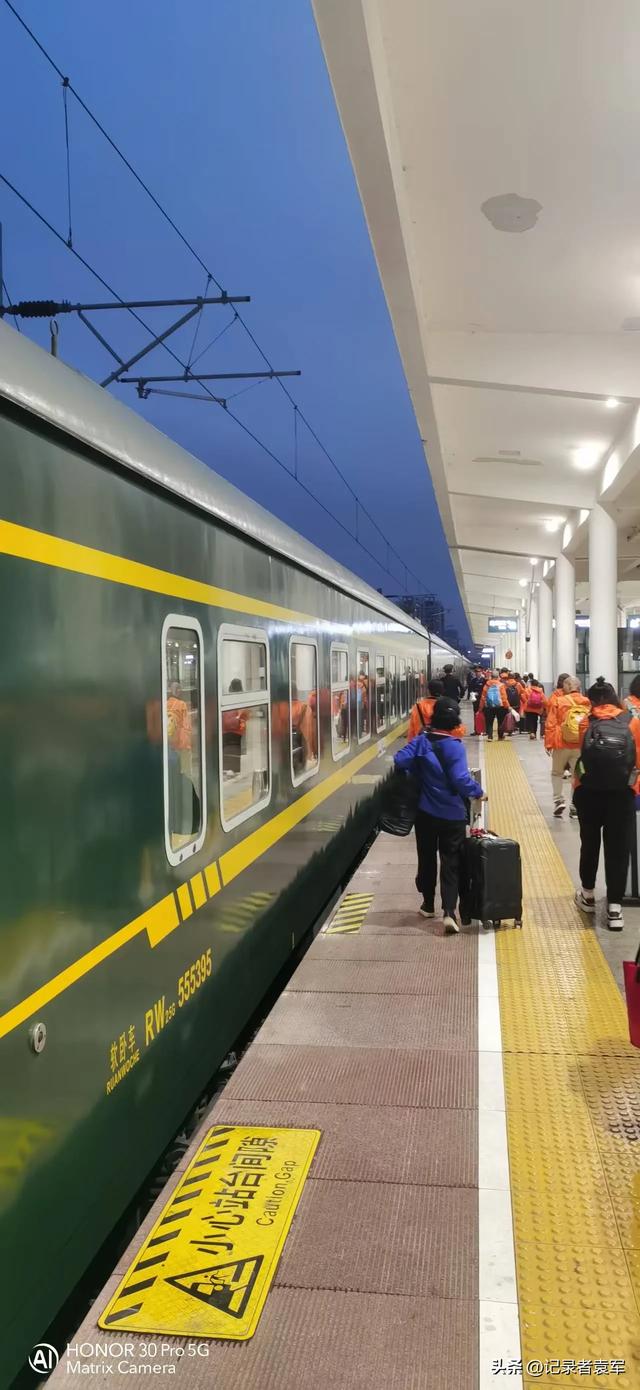 成都至新疆专列启程，开启美好边疆之旅
