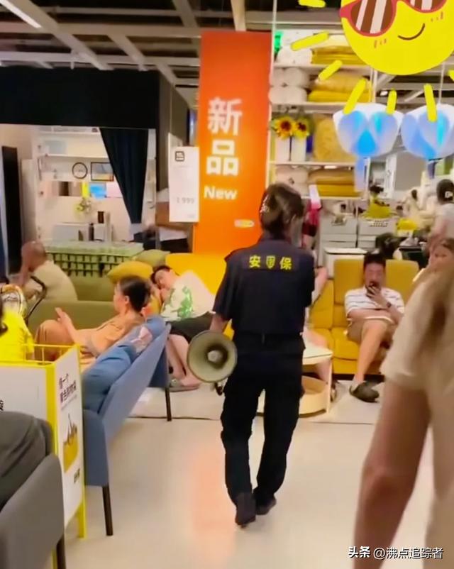 武汉宜家“蹭空调大军”躺睡避暑？ 商家：多次劝说但无动于衷！