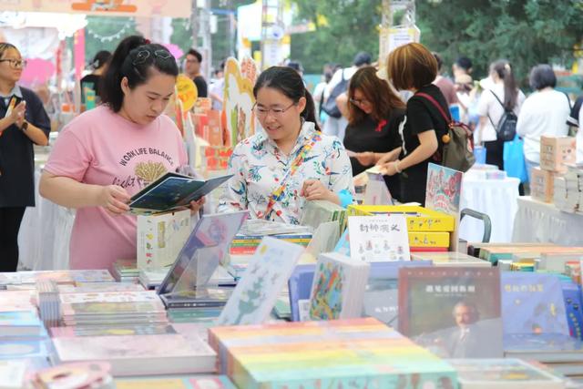 全面升级扩容！2025“我与地坛”北京书市启幕，逛起来→