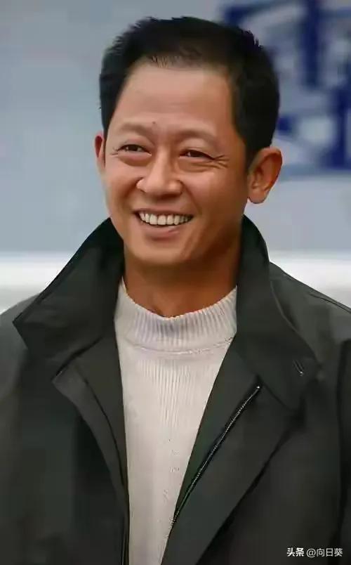 王志文儿子好帅气！俩人同框不像父子像爷孙，五官简直一模一样