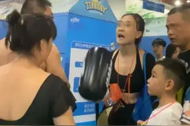 女子玩水拖鞋被人穿走当场发飙，知情人曝拖鞋价格，果然不简单图片