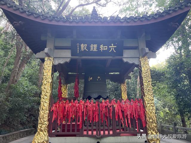 杭州千年古塔彻底火了，每层都长满了美女，秋日中，快拍人生照片