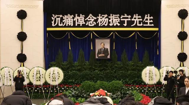 杨振宁追悼会很隆重，大儿子未现身，翁帆站家属首位，样子很憔悴