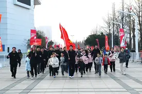 2025年温州市元旦升国旗仪式暨“强城杯”健身跑活动鸣枪开跑图片