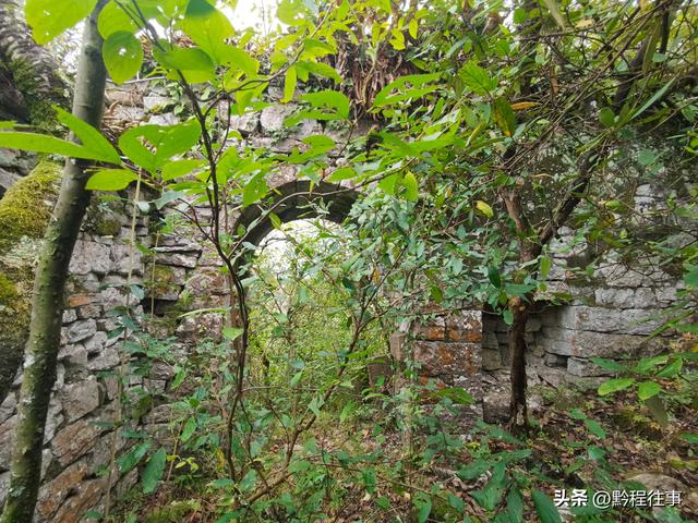 偏远乡野中寻找一个古寺遗址，探险一个深邃溶洞