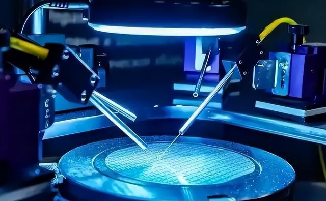 芯片出口首破万亿后，我国又关上EUV光刻机大门，黄仁勋怪华为