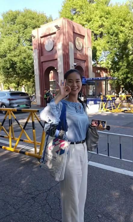 女民兵李思颖阅兵结束后，收到211录取通知书，还是双第一学霸
