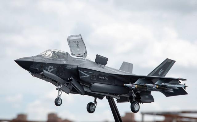 美军轰炸机群压境委内瑞拉！海空联动亮出杀招，战鼓再次敲响