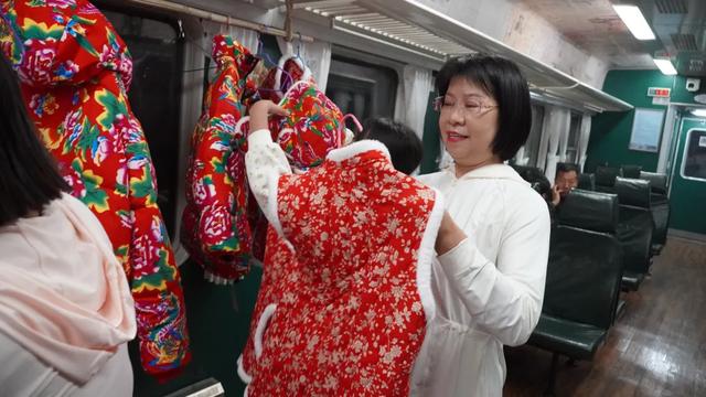 听歌、唱吧、剪纸……阿尔山号旅游列车的N种玩法