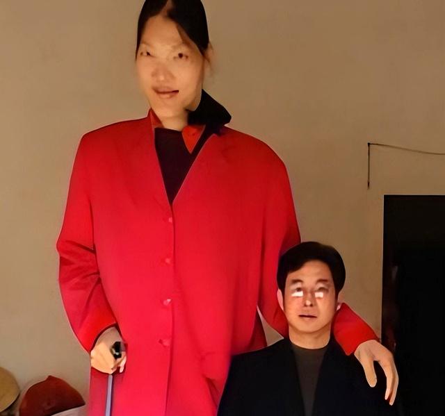 世界第一女巨人来自中国安徽，穿78码的鞋子，一顿饭吃六碗炒面