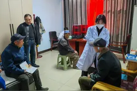 如果听得到声音的话，您就抬一下手……图片