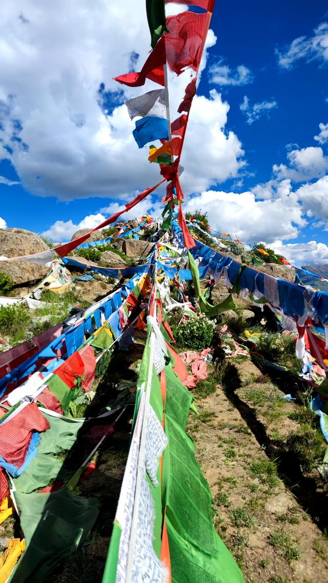 两登拉萨色拉寺后山，上升600米，山顶海拔4200米，经幡飘扬
