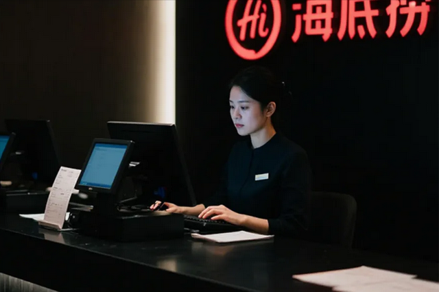 海底捞变夜店？男模擦边、DJ蹦迪，为什么不能让人好好吃饭？