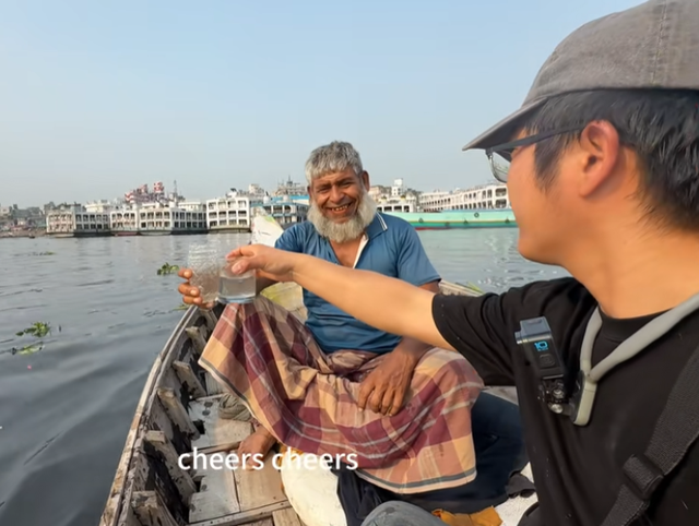恒河水不能随便喝！中国小伙挑战后，当场呕吐不止，吐槽嘴像粪坑