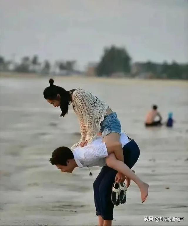 李沁和男友海边散步，骑到男友身上玩