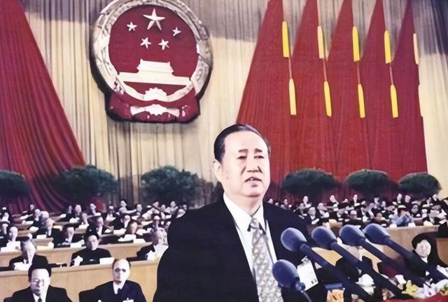 他是人民的好总理，65岁官至副国级，一生清廉，晚年捐出200万！