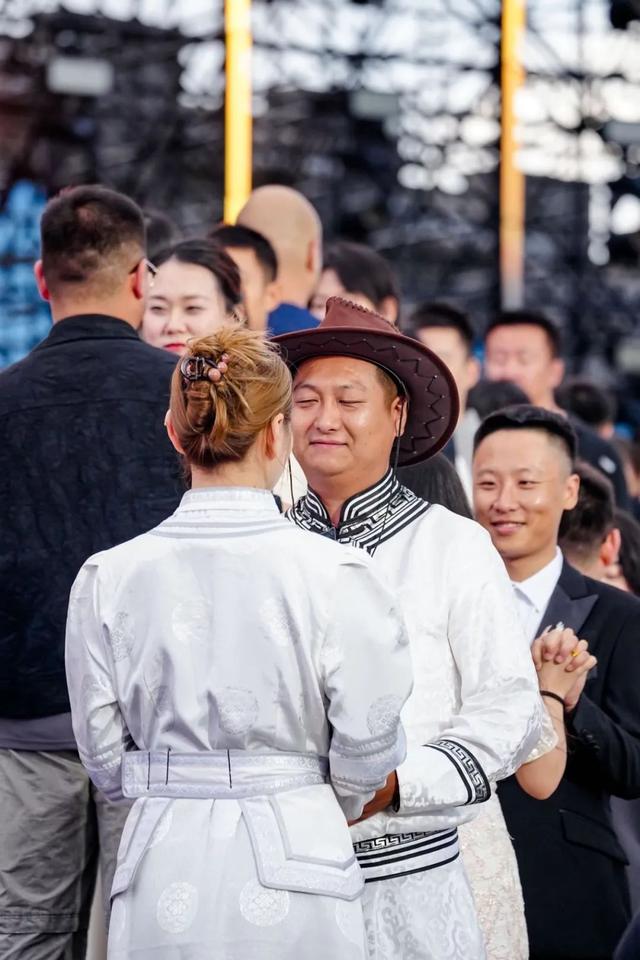 “东方腔调 一生所爱”2025太仆寺旗·钻石小镇珍爱见证礼@情歌会浪漫上演