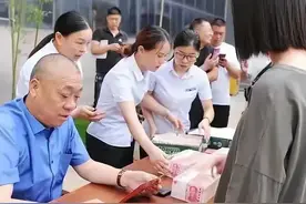 彻底疯了？！这家公司老板给每位员工发三万元奖金！图片