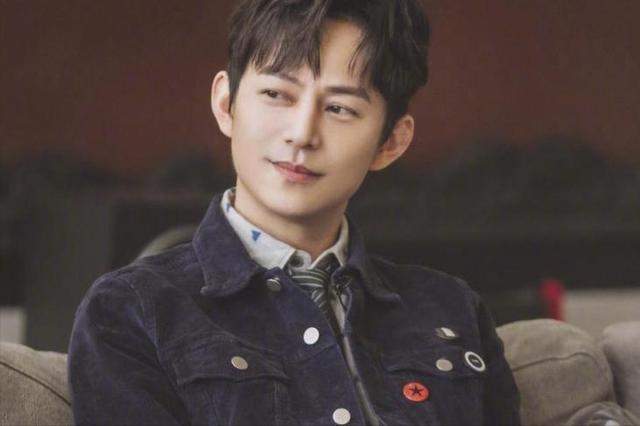 51岁主持人何炅：无妻无女、与保姆相伴，如今终于与自己和解