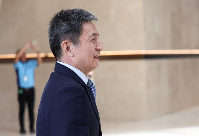 第一天会谈结束，中美连谈5个半小时，特朗普：中国必须作出让步