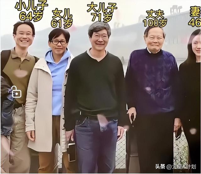 杨振宁葬礼今日举行！遗体覆盖国旗，翁帆站首位，次子杨光宇露面
