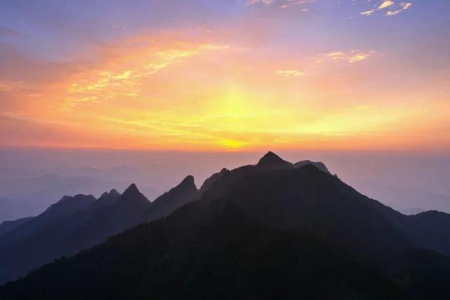 联动抖音官方ip“来江西晒个秋”带你玩转鹰潭，跟随旅游主播，打卡秋日同款场景！