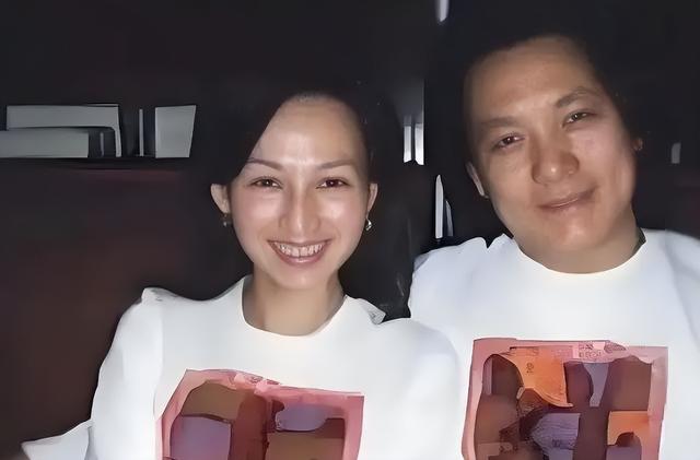 她19岁与导演私奔，在地下室裸婚连生3胎，今被丈夫用7部剧捧红