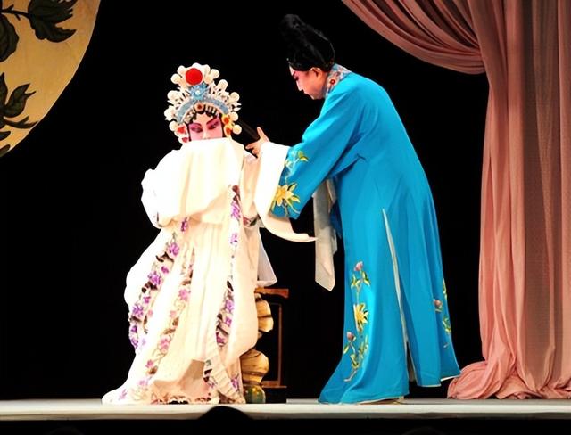 吃里扒外、永不回国？带30名演员留美不归，如今年过花甲归来