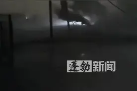太吓人！河北衡水14级大风导致火车被吹侧翻，村庄房屋被掀翻图片