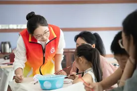 襄垣县：惊喜碰撞 青少年邂逅新型材料壁画图片