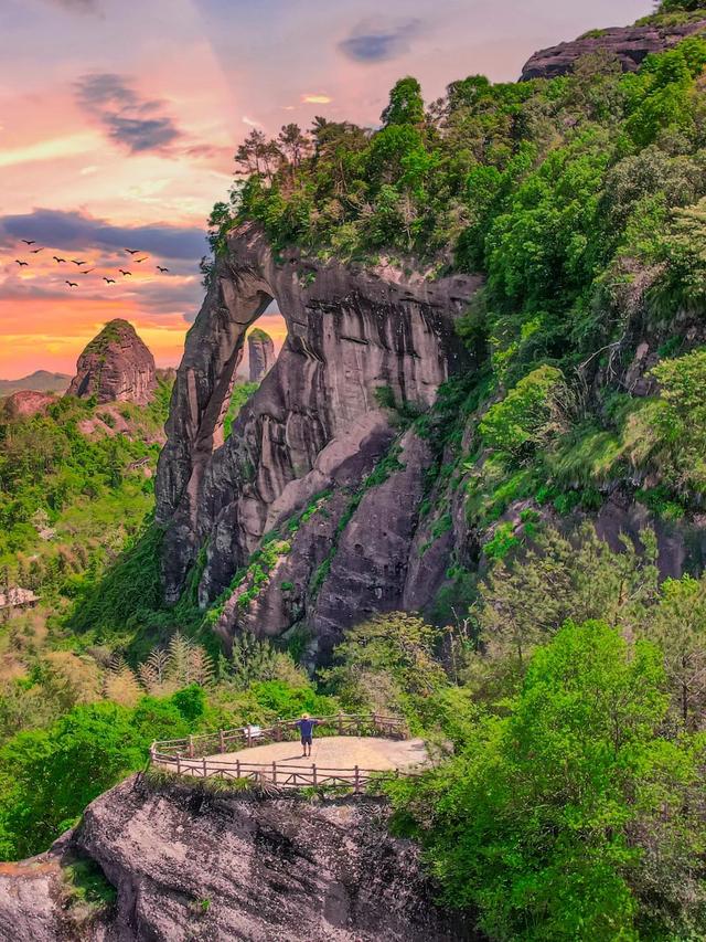 联动抖音官方ip“来江西晒个秋”带你玩转鹰潭，跟随旅游主播，打卡秋日同款场景！