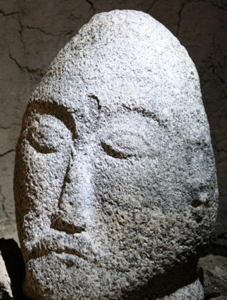 新疆草原惊现“鸣音石人”，通体呈暗黑色，人模人样还能发出声音